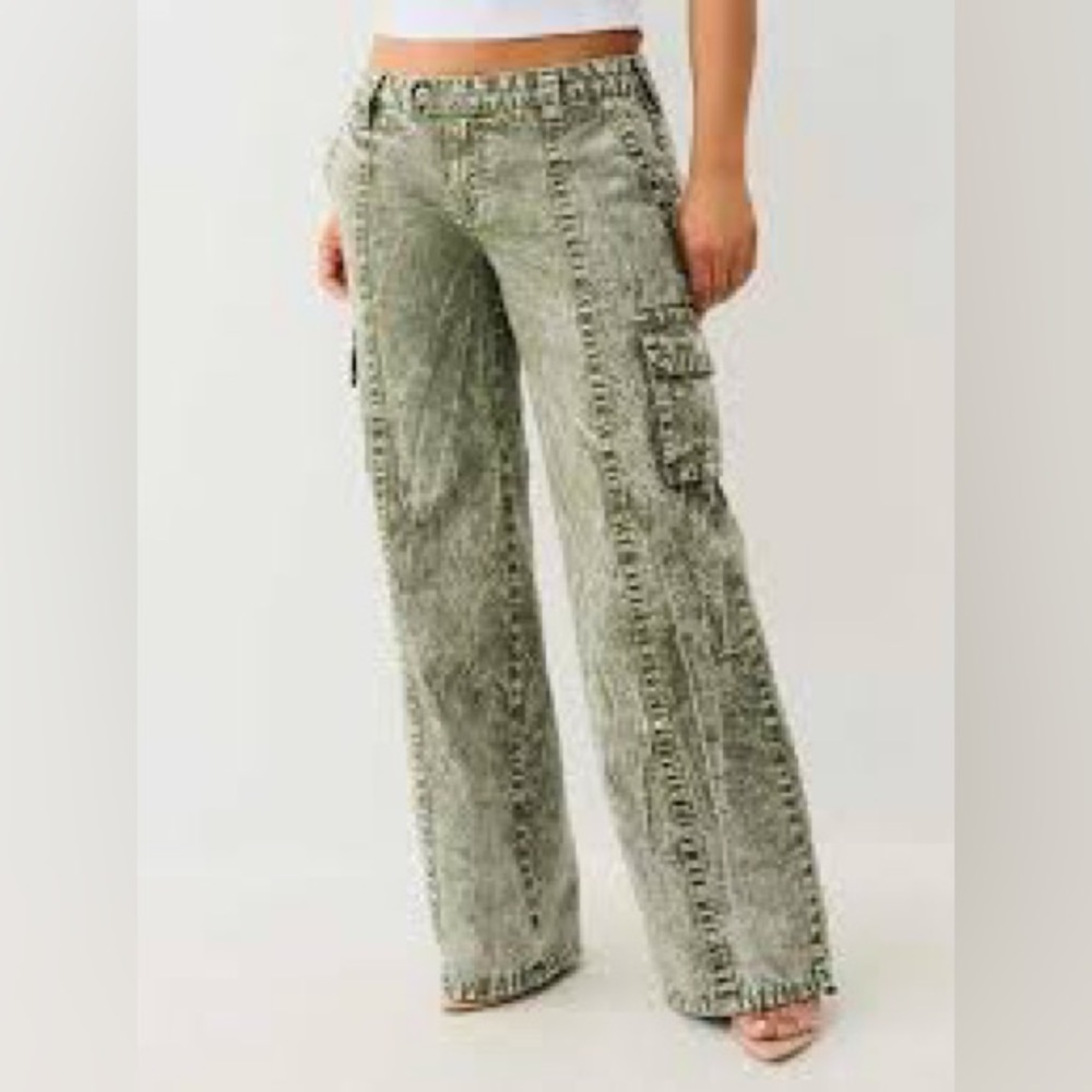 NWT. True Religion, size 32 (aka sz 14), Bobbi low-rise baggy cargos - Picture 3 of 16